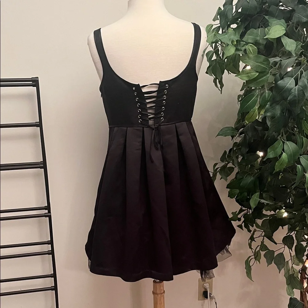 Elegant Black Pleated Dress - Picture 2 of 6